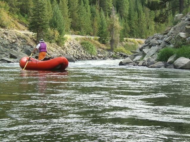 The last rapids and longest drop. Steve is checking out just where to go through them.