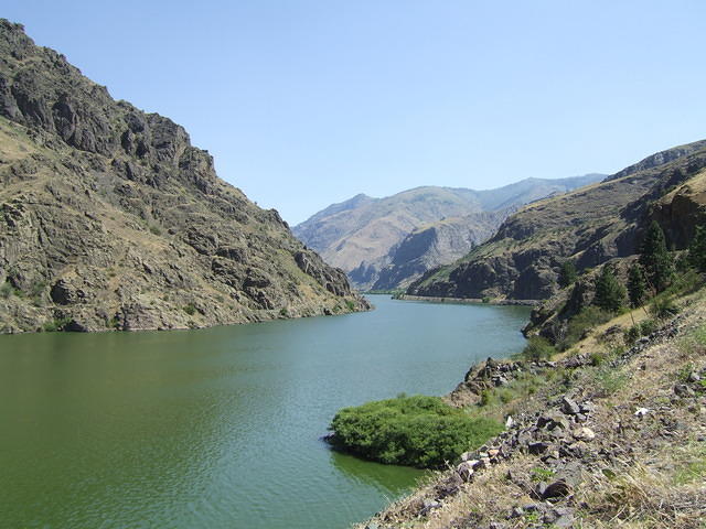 Driving along the Snake River towards Hells Canyon Dam.