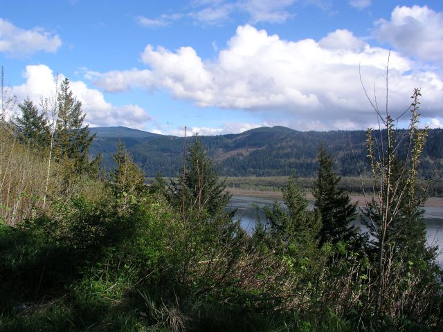 Driving along the Columbia River, looking at Oregon