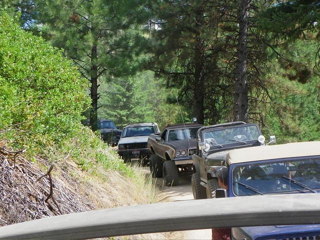A short rest for the weary driveers. While the tire is changed there is no dust!
