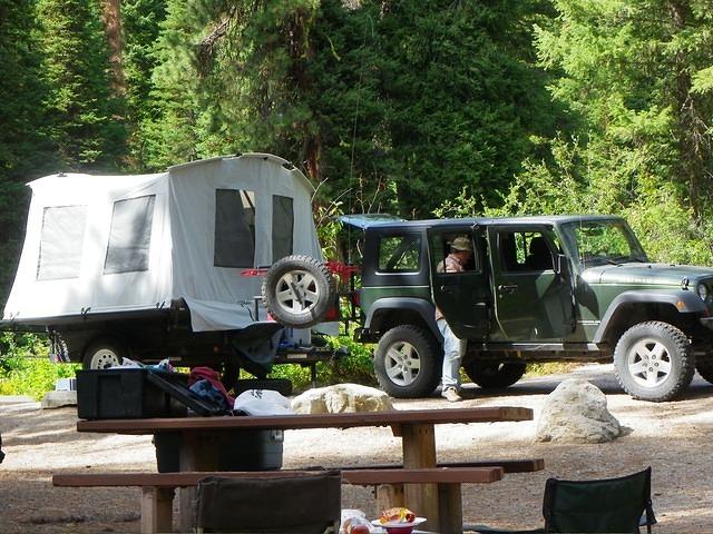 The jumping jack trailer is up, ans curtis isunloading more stuff.