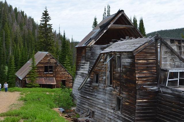The houses here are still mostly standing.