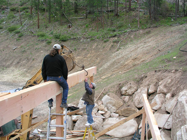 Tony and Curtis putting up main beam   
